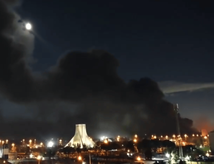 עשן שחור מעל כיכר אזאדי בטהרן