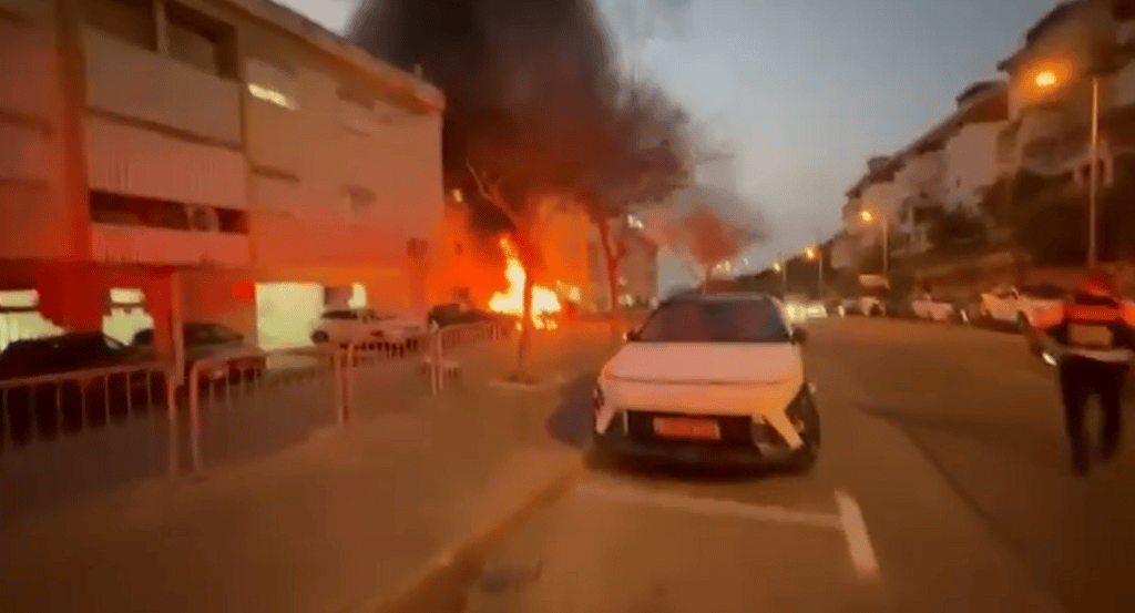 מכוניות בוערות בחיפה אחרי פגיעת הטיל המתפצל מאיראן