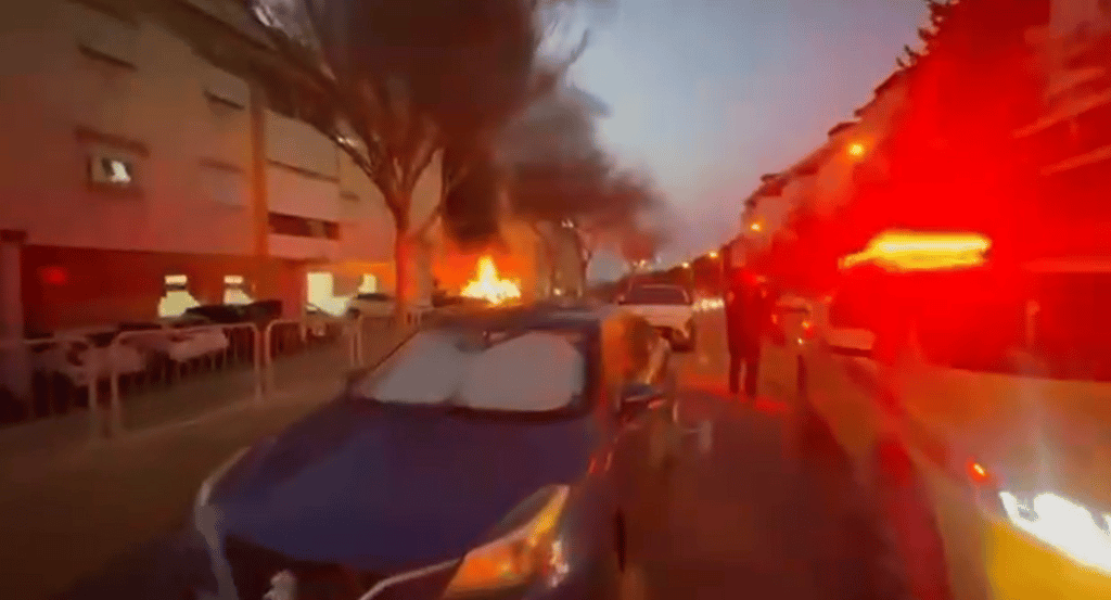 מכוניות בוערות בחיפה אחרי פגיעת הטיל המתפצל מאיראן