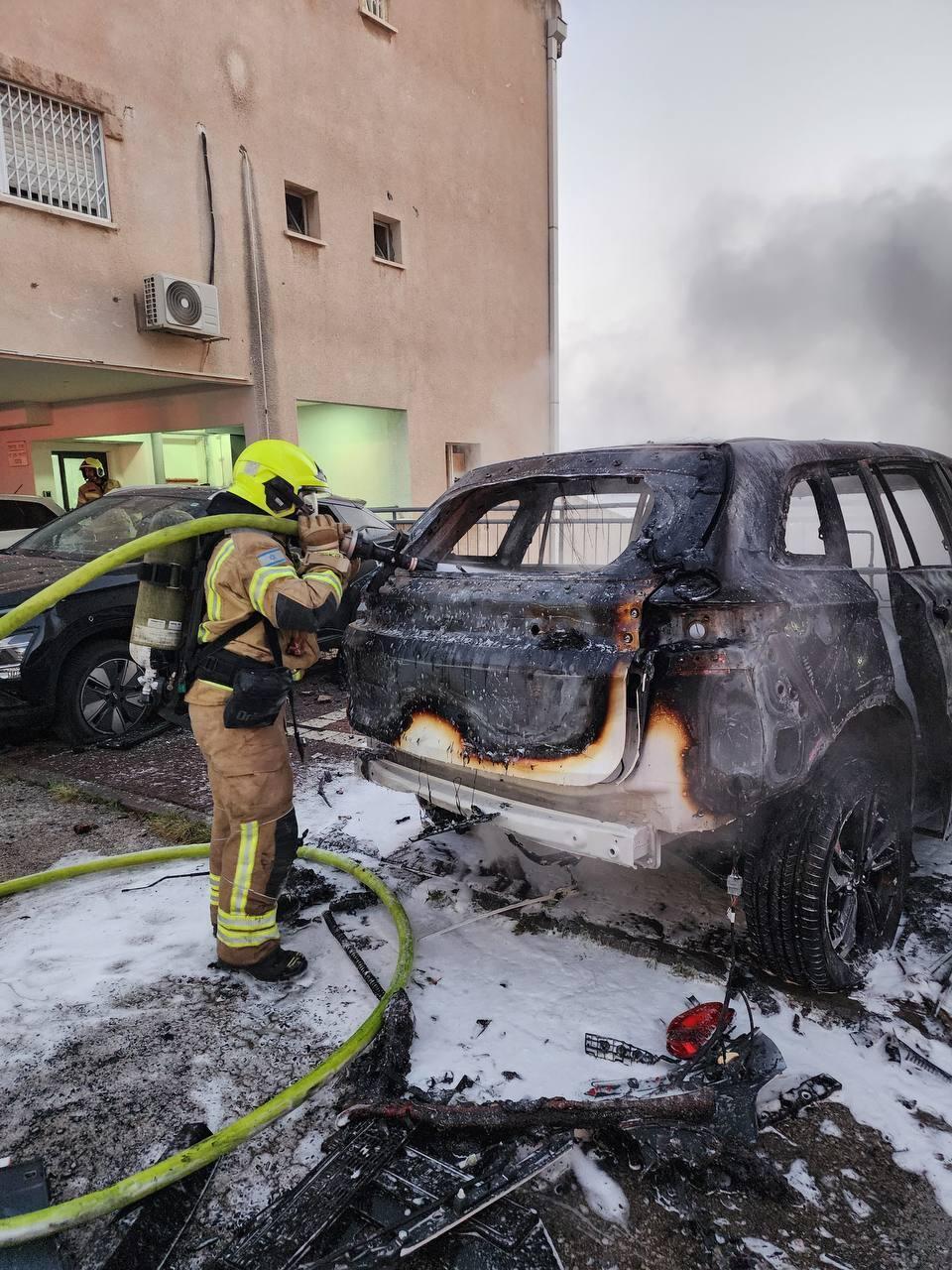 רכב שרוף בחיפה אחרי פגיעת הטיל המתפצל מאיראן