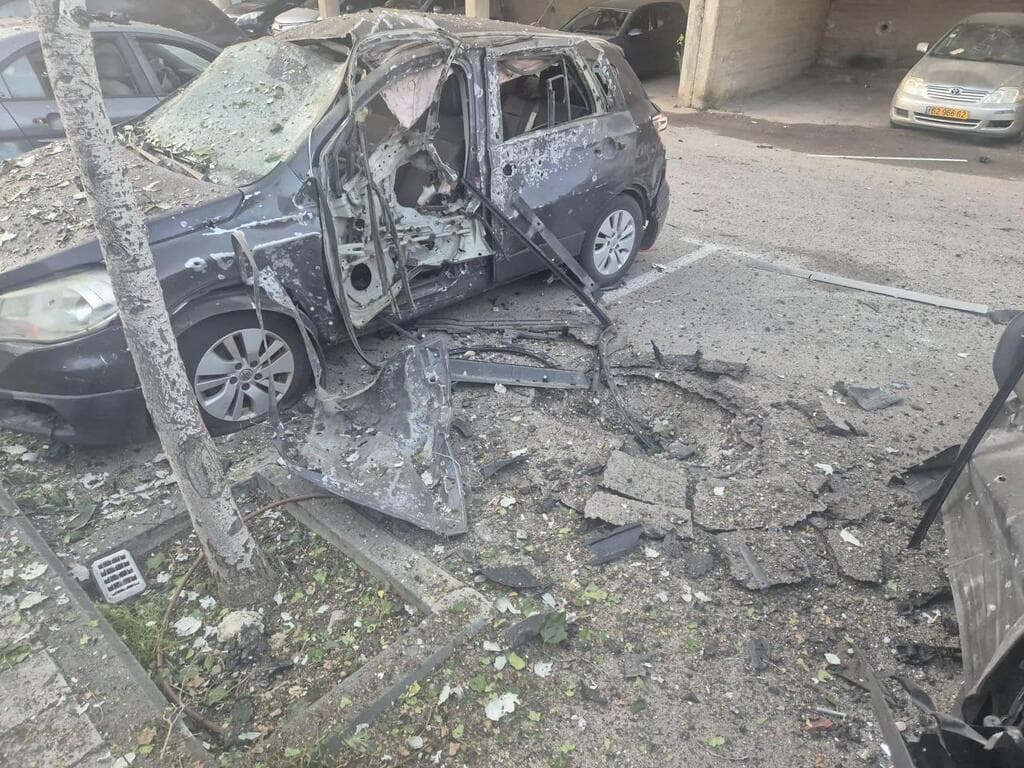 רכב שרוף בחיפה אחרי פגיעת הטיל המתפצל מאיראן