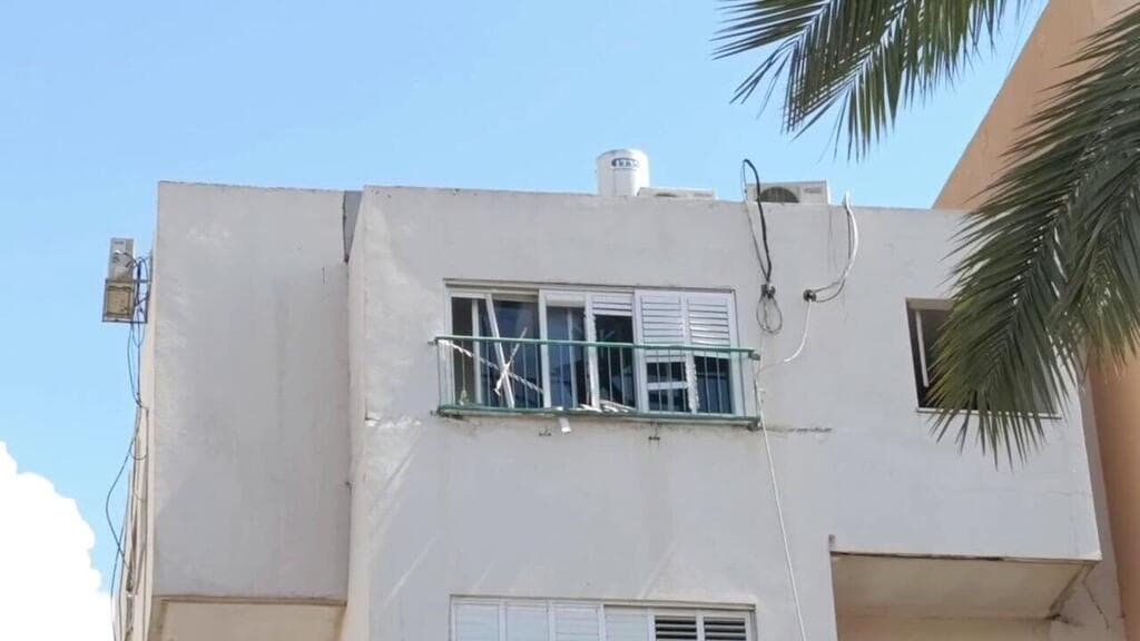 דירה שנפגעה בפתח תקווה
