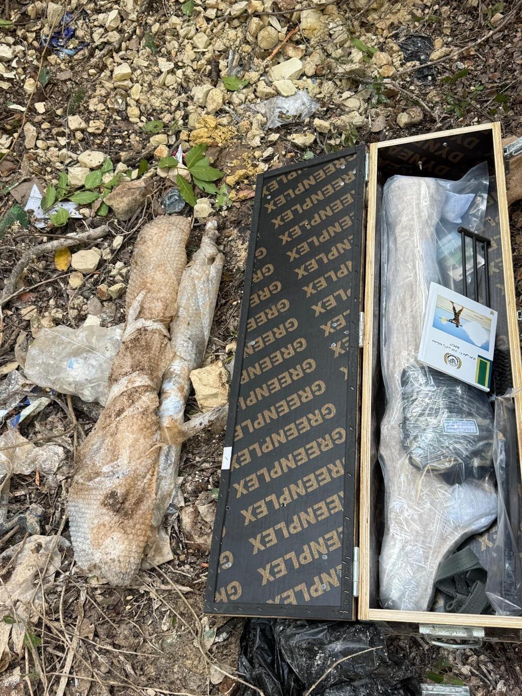 תמונות של אמצעי לחימה שאותרו בפיר בדרום לבנון