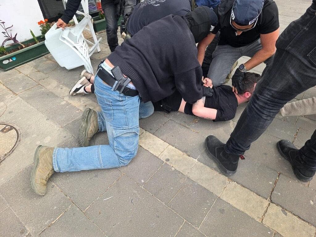 תיעוד ממעצרם של עמי גיידרוב סרגיי ליבמן ואדוארד שובטיוק בחשד שביצע משימות ביטחוניות עבור גורמי מודיעין איראניים