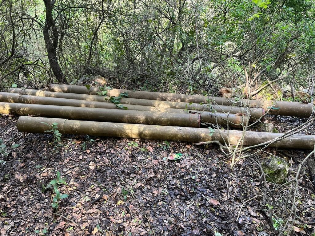 תמונות של אמצעי לחימה שאותרו בפיר בדרום לבנון