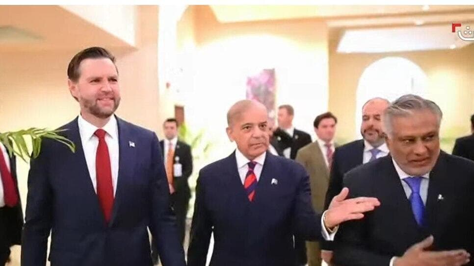 סגן נשיא ארה"ב ג'יי די ואנס ושהבז שריף בפקיסטן