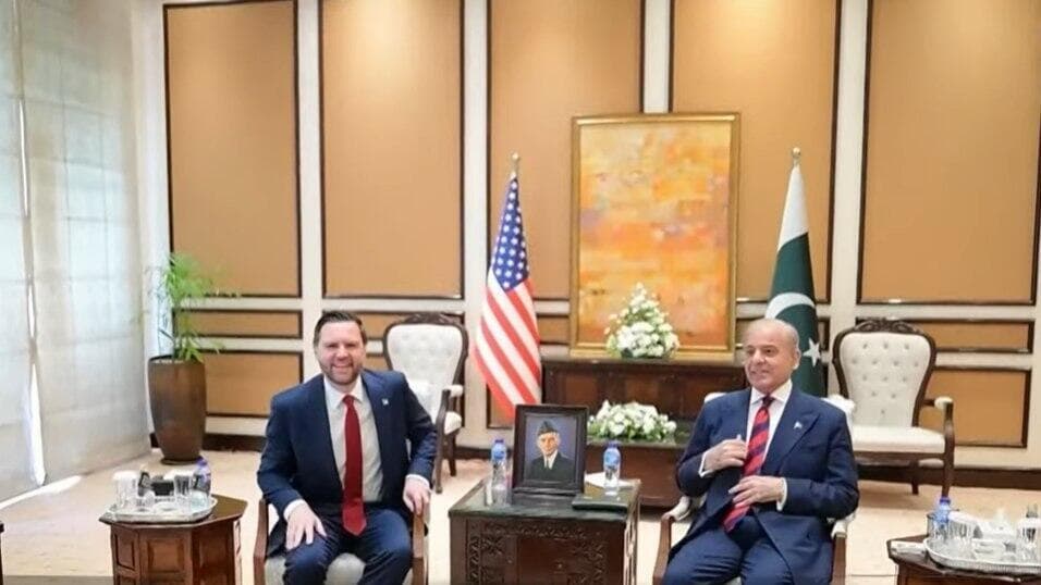 סגן נשיא ארה"ב ג'יי די ואנס ושהבז שריף בפקיסטן