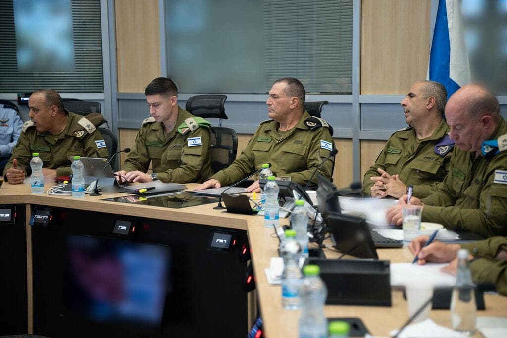 הרמטכ״ל בהערכת מצב במוצב הפיקוד העליון (צילום: דובר צה"ל ) הרמטכ״ל בהערכת מצב במוצב הפיקוד העליון