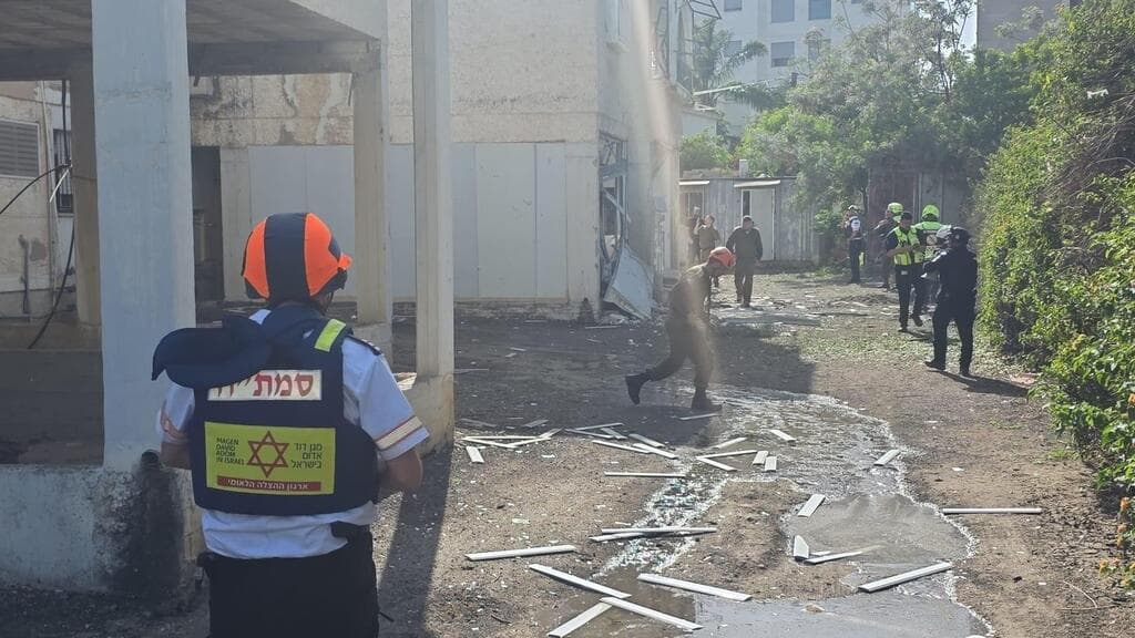פגיעה ישירה בבית בנהריה (צילום: תיעוד מבצעי מד"א) פגיעה ישירה בבית בנהריה