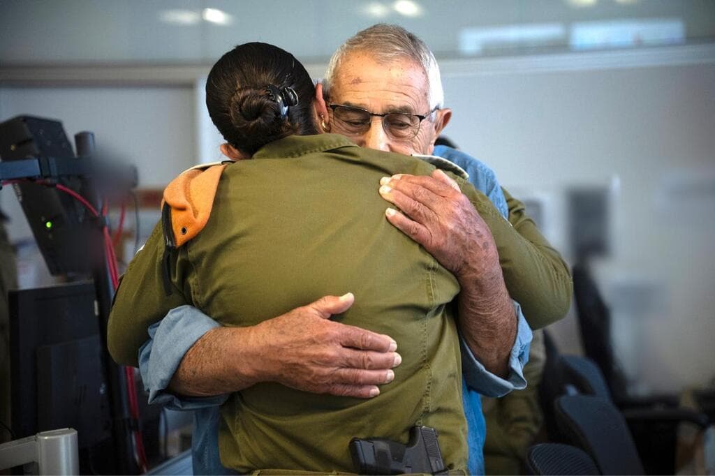 מיקי זמיר, דור שני לניצולי שואה ונכדתו קצינה בצה"ל מפעילים את צפירת הזיכרון