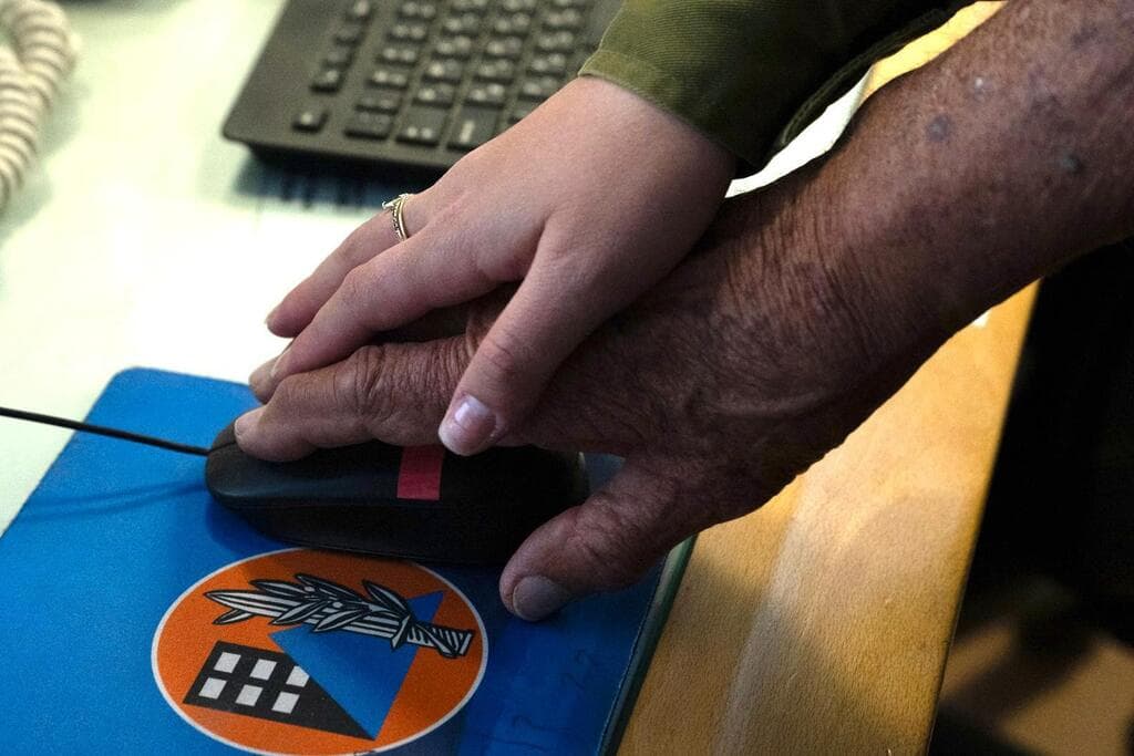 מיקי זמיר, דור שני לניצולי שואה ונכדתו קצינה בצה"ל מפעילים את צפירת הזיכרון