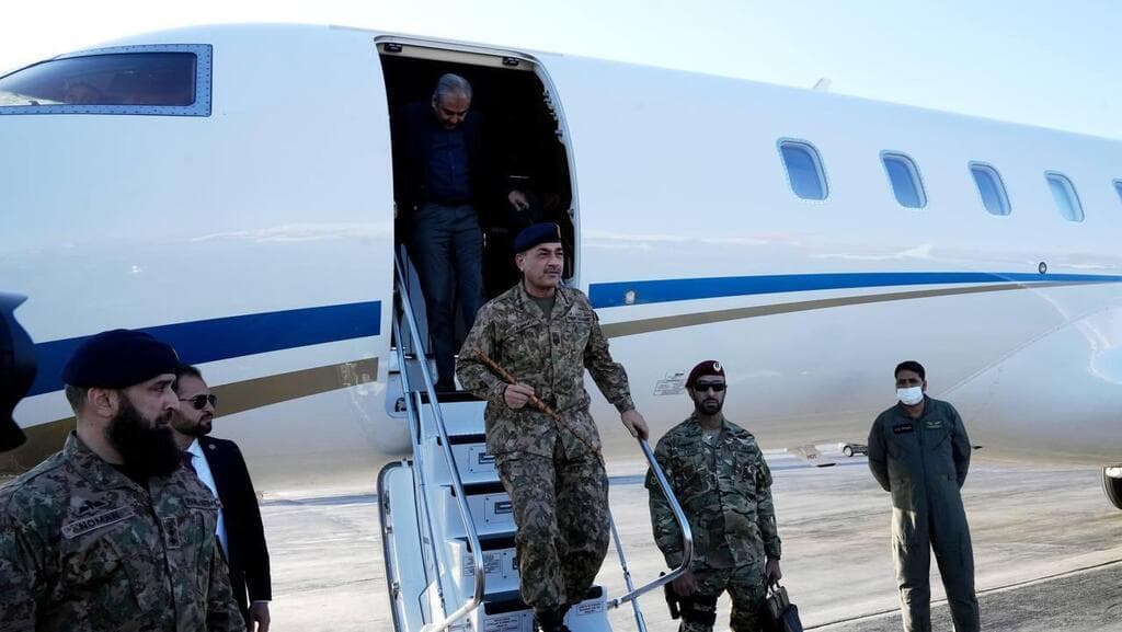 השר החוץ האיראני סייד עבאס אראקצ'י וראשה מטה צבא פקיסטן בטהרן