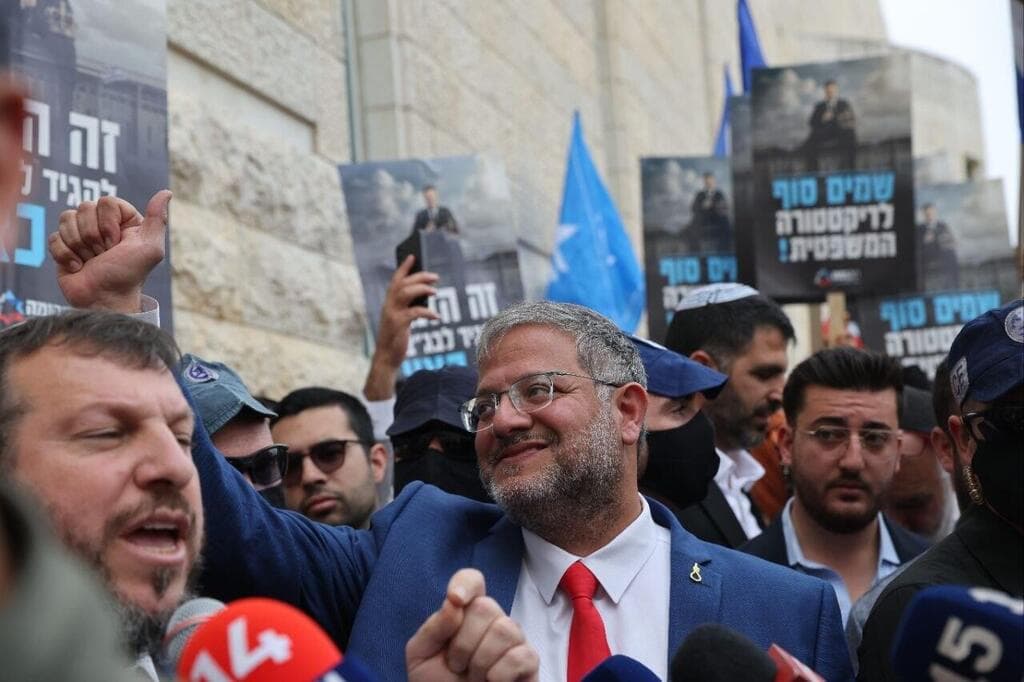 בן גביר מחוץ לדיון בג"ץ (צילום: אלכס קולומויסקי) בן גביר מחוץ לדיון בג"ץ