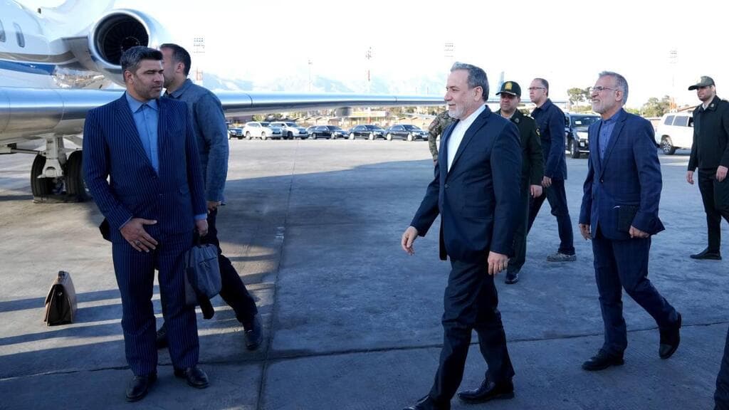 השר החוץ האיראני סייד עבאס אראקצ'י וראשה מטה צבא פקיסטן בטהרן