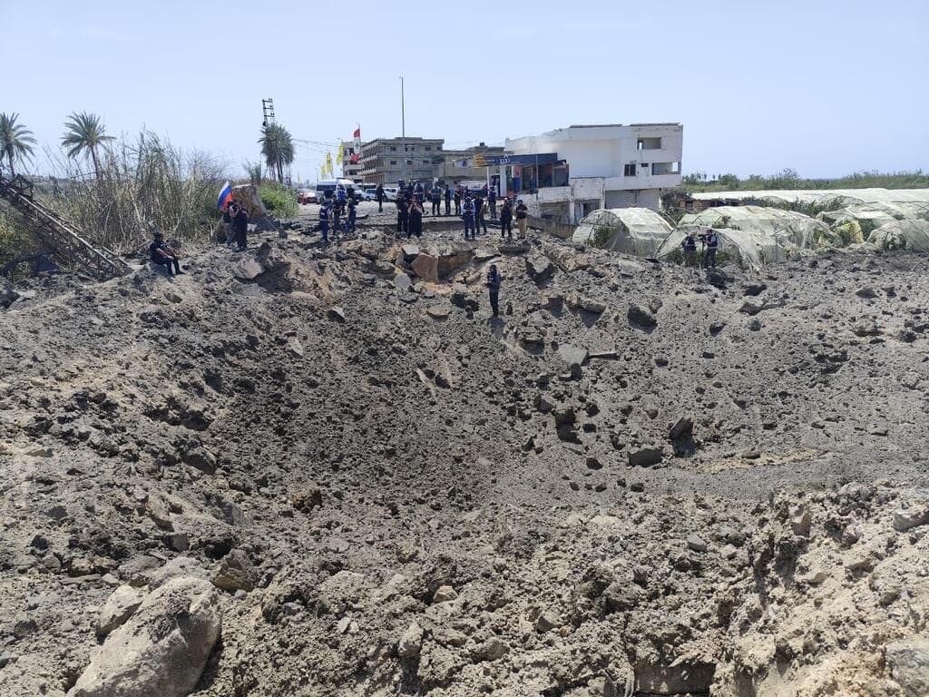 המכתש שנוצר לאחר התקיפה באזור הגשר גשר אל קאסמיה לבנון אחרי תקיפה של צה"ל