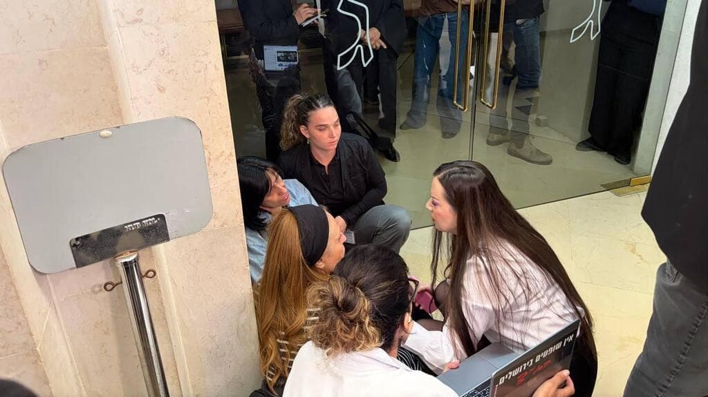 אזרחים ניסו להיכנס לאולם