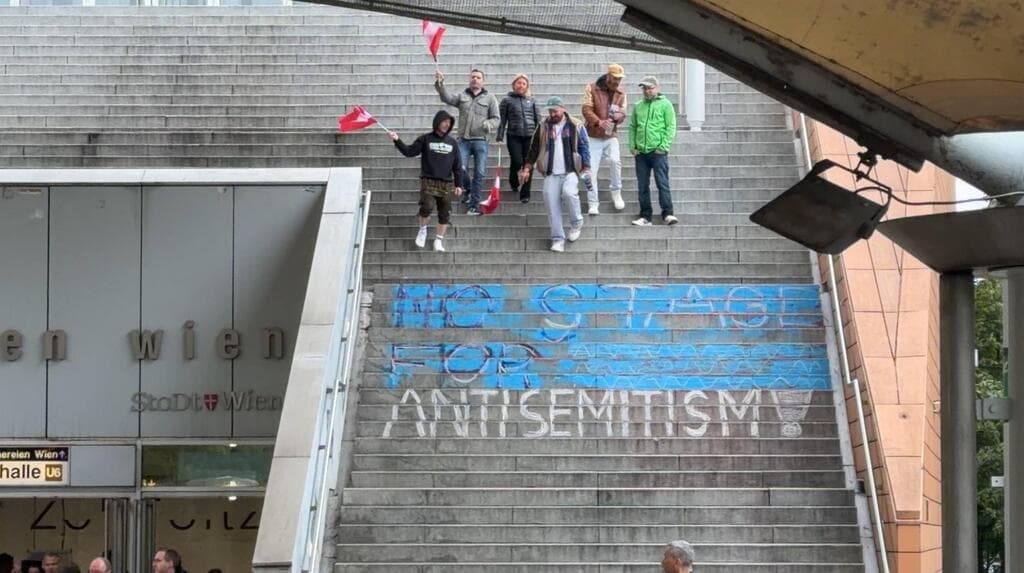 יש לנו גם תומכים. מפגינים בעדד ישראל בככניסה לארנה בווינה
