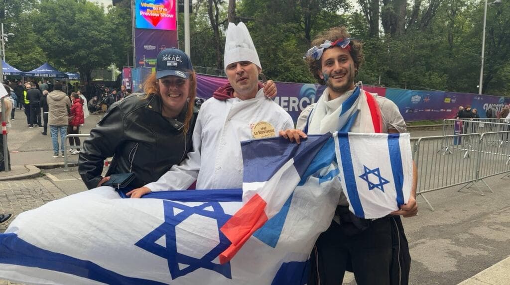 יש לנו גם תומכים. מפגינים בעדד ישראל בככניסה לארנה בווינה