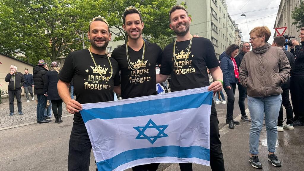 יש לנו גם תומכים. מפגינים בעדד ישראל בככניסה לארנה בווינה