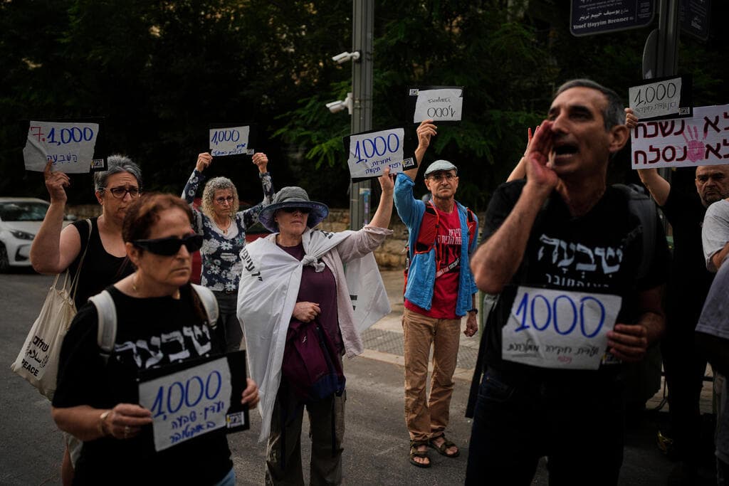 צילום: AP Photo/Ohad Zwigenberg ירושלים מחאה יום האלף טבח השבעה באוקטובר