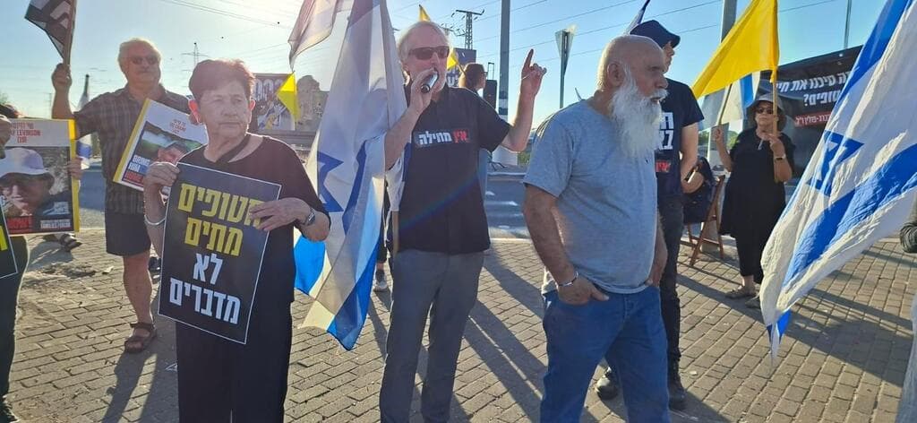 דני מירן בצומת עמיעד (צילום: רוחמה וולף ) דני מירן אביו של פדוי השבי במחאה האלף בעמיעד
