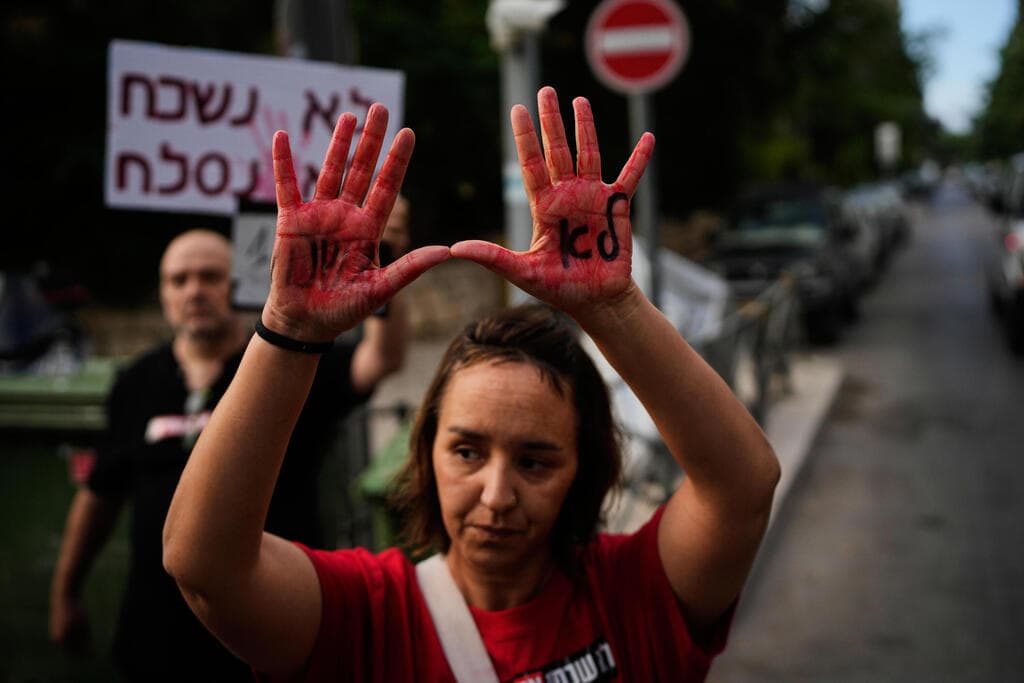 מפגינה בירושלים (צילום: AP Photo/Ohad Zwigenberg) ירושלים מחאה יום האלף טבח השבעה באוקטובר