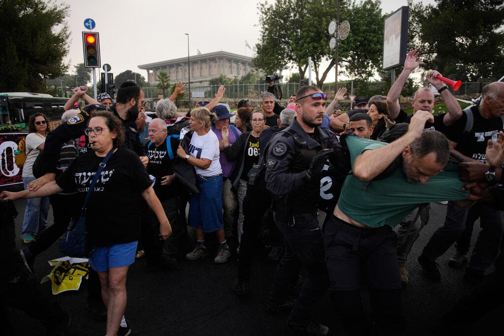 מחוץ לכנסת (צילום: AP Photo/Ohad Zwigenberg) ירושלים מחאה יום האלף טבח השבעה באוקטובר