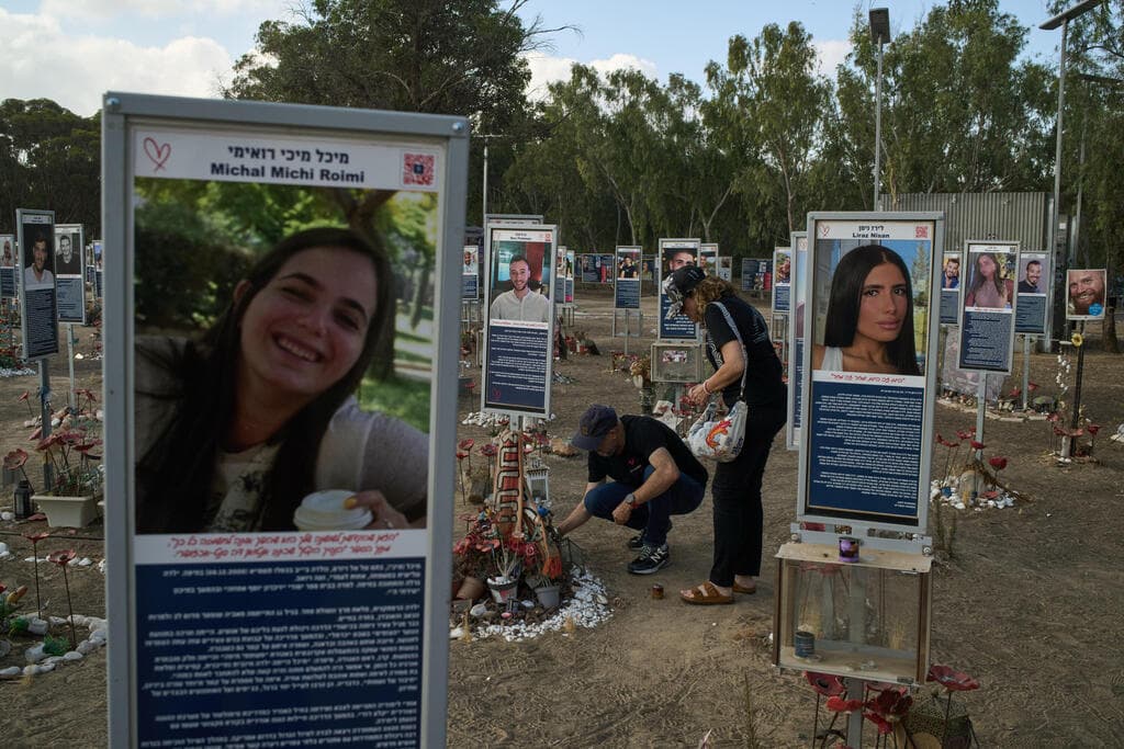 טקס הזיכרון בחניון רעים (צילום: AP Photo/Leo Correa) טקס הזיכרון בחניון רעים