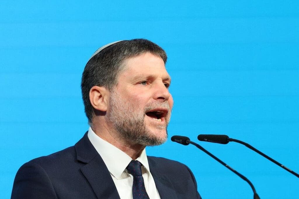 תוקף את עמית. השר סמוטריץ' (צילום: אלכס קולומויסקי) סמוטריץ' נואם לאחר קבלת תוצאות הרשימה לפריימריז