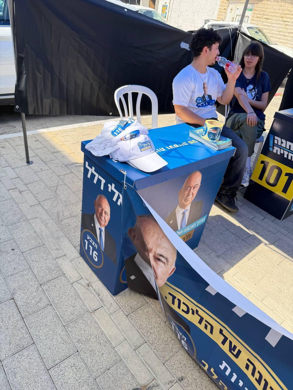 הצבעות בקלפי טירת הכרמל (צילום: איתן גליקמן) הצבעות בקלפי טירת הכרמל