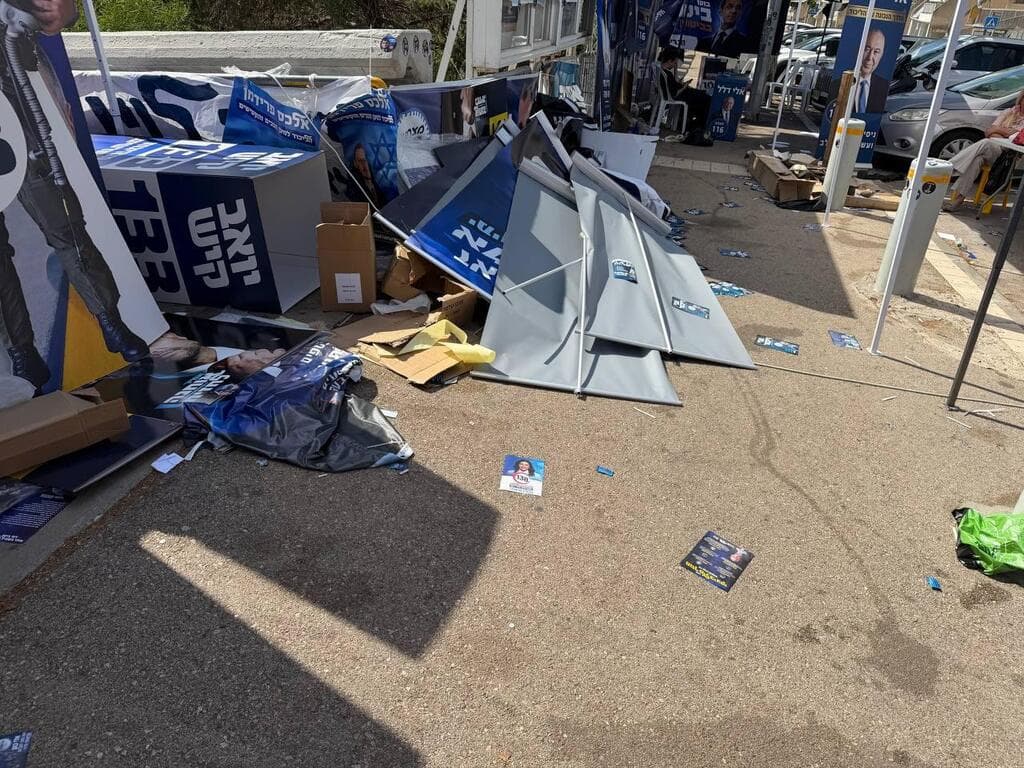 ערימות פסולת בקלפי בחיפה הרס הפריימריז בחיפה