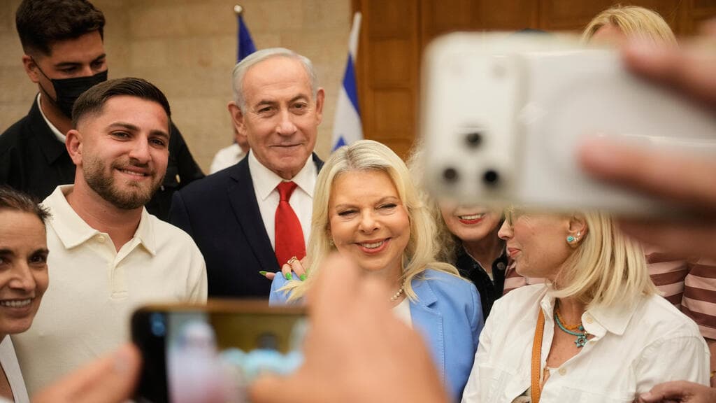 נתניהו ורעייתו בירושלים (צילום: AP Photo/Ohad Zwigenberg, Pool) ראש הממשלה בנימין נתניהו מצביע בפריימריז לליכוד