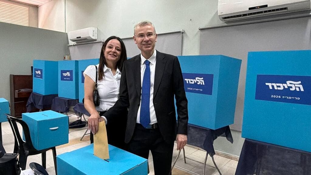 צילום: קובי קואנקס יריב לוין מצביע במודיעין בפריימריז של הליכוד