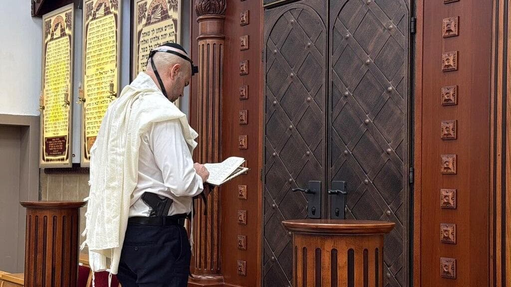 יו"ר הכנסת אמיר אוחנה מתפלל לפני תחילת ההצבעה (צילום: סעיף 27א לפי חוק זכויות יוצרים) אמיר אוחנה מניח תפילין בבית הכנסת עבדלחאק בקרית מלאכי