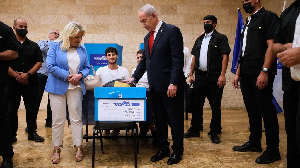 צילום: AP Photo/Ohad Zwigenberg, Pool ראש הממשלה בנימין נתניהו מצביע בפריימריז לליכוד