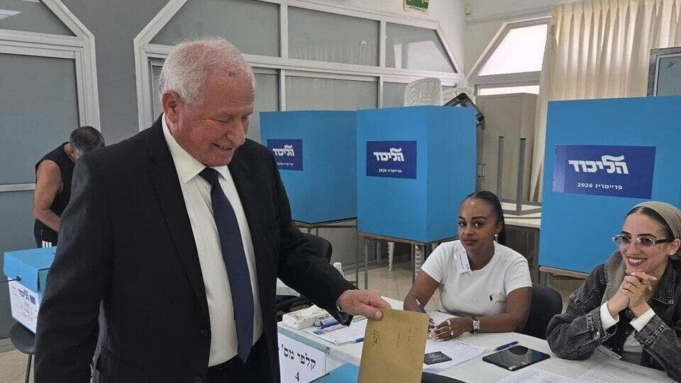 השר דיכטר מצביע בקלפי באשקלון אבי דיכטר מצביע באשקלון