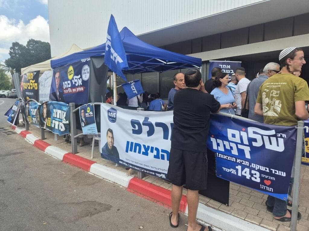 צילום: מיקי שמידט הצבעות בקלפי בראש העין