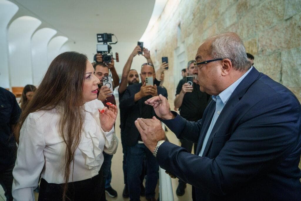 חברי הכנסת אחמד טיבי וטלי גוטליב מחוץ לדיון (צילום: שלו שלום) אחמד טיבי וטלי גוטליב מחוץ לדיון