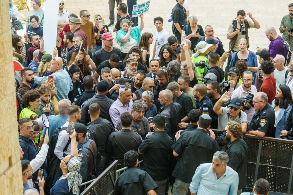 הפגנה של מתנגדי הפסילות מחוץ לאולם בית המשפט (צילום: שלו שלום ) הפגנה נגד המשפט של חה"כ עופר כסיף וסאמי אבו שחאדה מחוץ לעליון