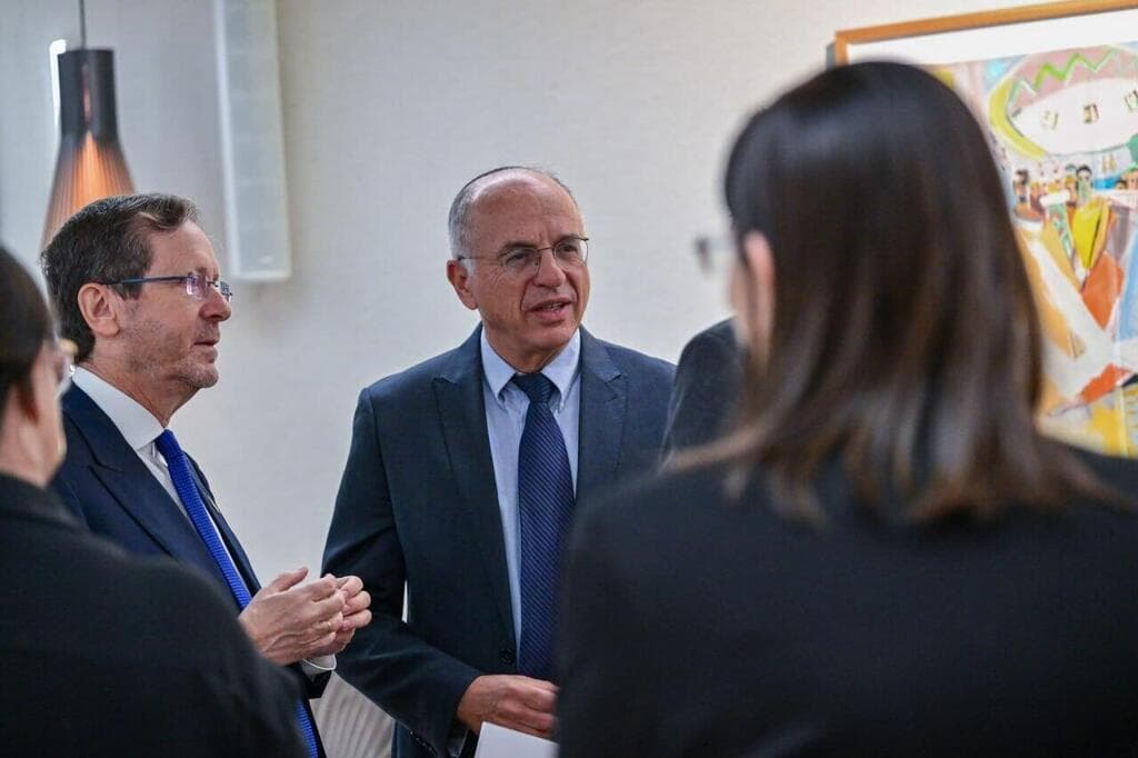 סולברג. ביטול בחירות מעולם לא נקבע בישראל (צילום: קובי גדעון / לע"מ ) יצחק הרצוג ונעם סולברג בפגישה עם ענקיות הטכנולוגיה