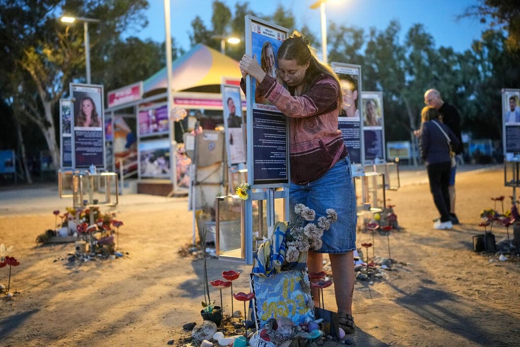 צילום: AP Photo/Ohad Zwigenberg אתר הזיכרון ב רעים בציון 3 שנים ל טבח 7 באוקטובר