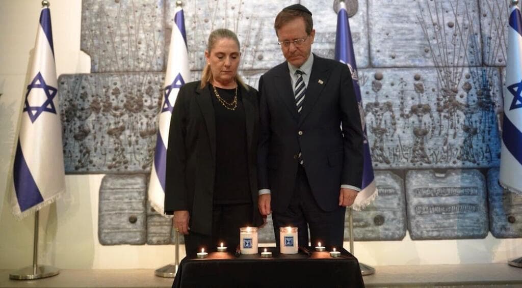 צילום: דוברות בית הנשיא הנשיא ורעייתו מדליקים נר זיכרון