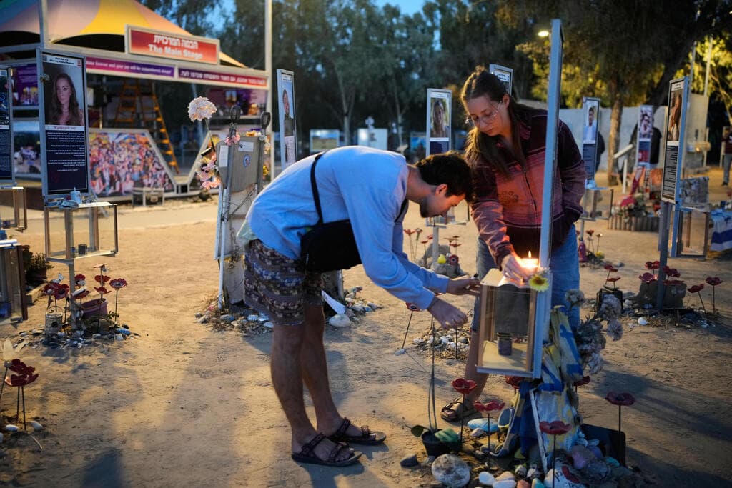 צילום: AP Photo/Ohad Zwigenberg אתר הזיכרון ב רעים בציון 3 שנים ל טבח 7 באוקטובר