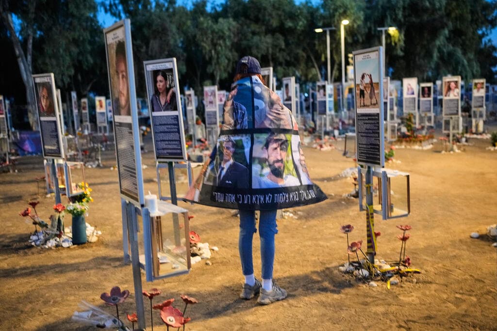צילום: AP Photo/Ohad Zwigenberg אתר הזיכרון ב רעים בציון 3 שנים ל טבח 7 באוקטובר