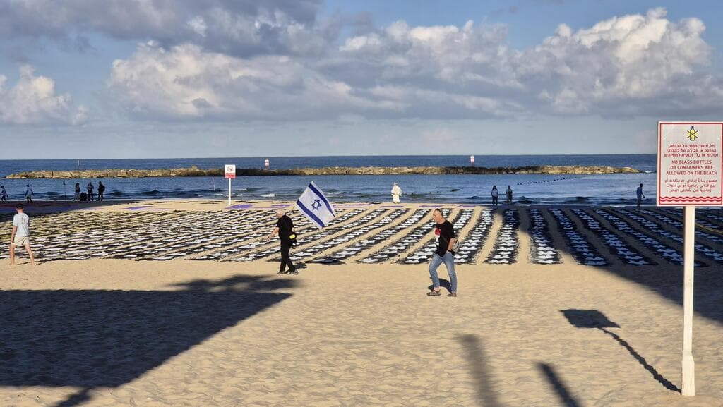 צילום: יריב כץ מיצג בחוף טרומפלדור