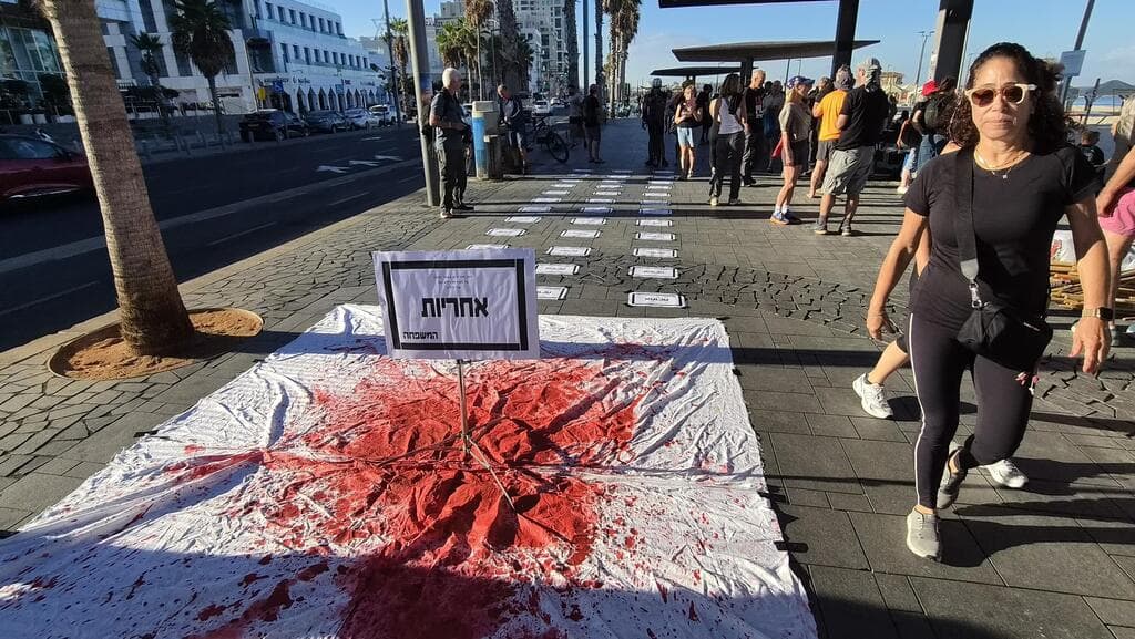צילום: יריב כץ מיצג בחוף טרומפלדור