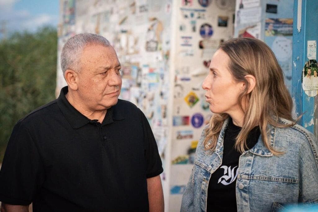 איזנקוט עם הוריו של ענר שפירא ז"ל מחוץ למיגונית בה נרצח
