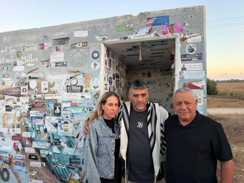 איזנקוט עם הוריו של ענר שפירא ז"ל מחוץ למיגונית בה נרצח