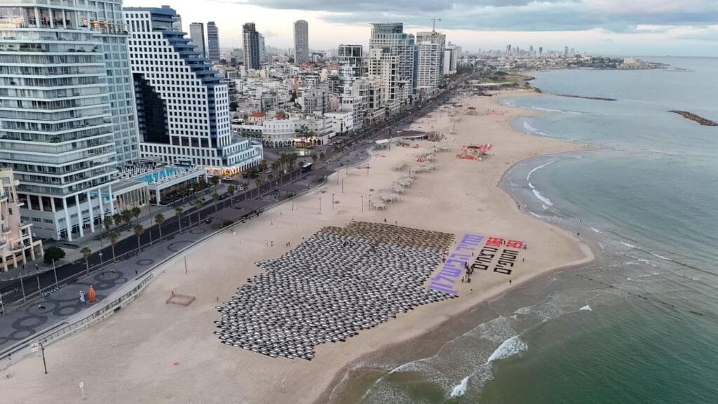 צילום: אביב אטלס מיצג מחאה בחוף טרומפלדור