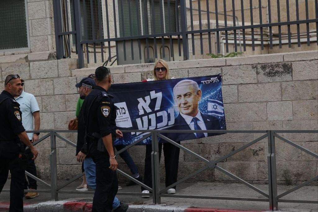 צילום: אלכס קולומויסקי ירושלים הפגנה מול בית משפט תיקי נתניהו עדות מנדלבליט